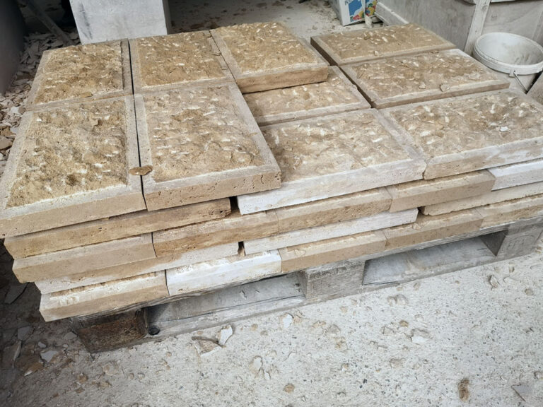 Faragott, kézi megmunkálású mészkő burkolóelemek a homlokzat rekonstrukciójához