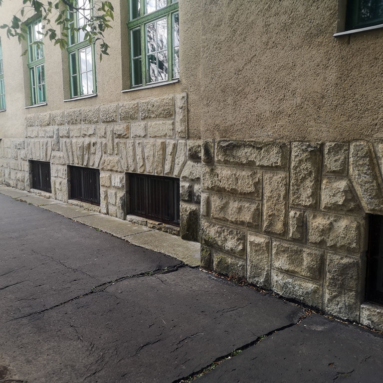 Csongrád, Bársony István Technikum – eredeti természetes kő lábazat az északi homlokzaton, a felújítás előtt