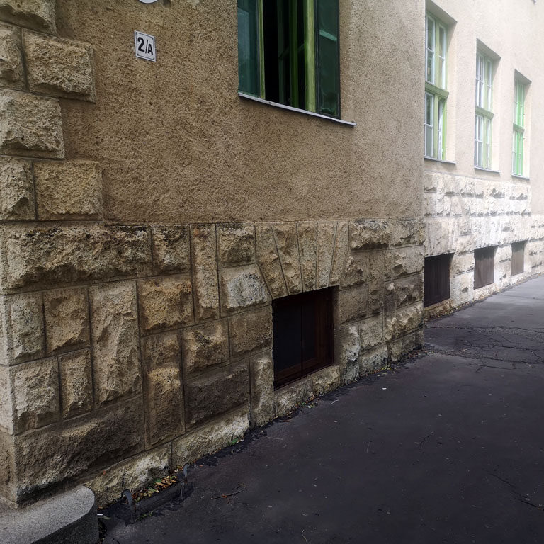 Eredeti faragott kő homlokzat, nyílászárók közötti lábazati rész, Csongrád