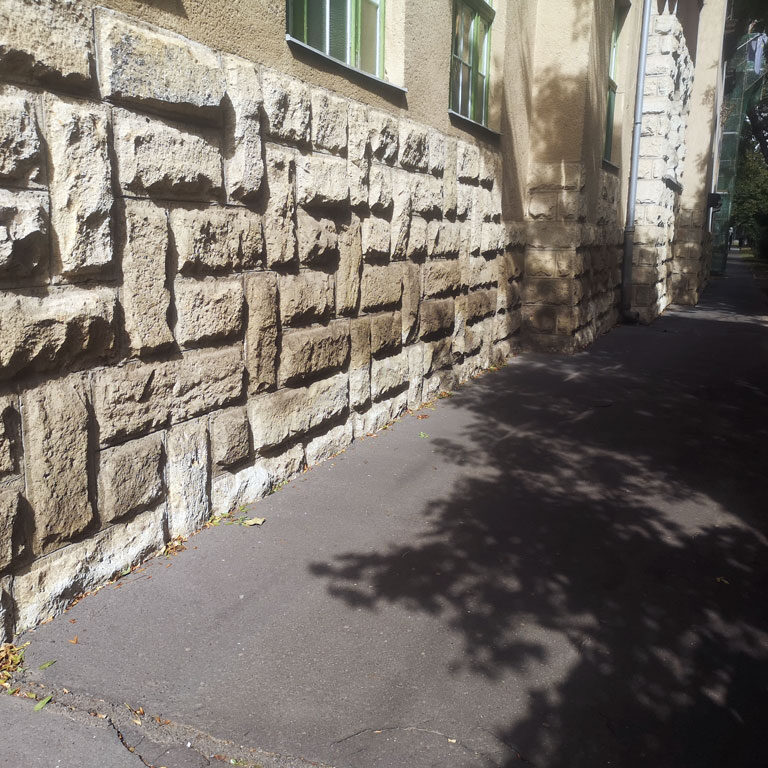 Az eredeti természetes kő lábazat textúrája, Csongrád, Bársony István Technikum