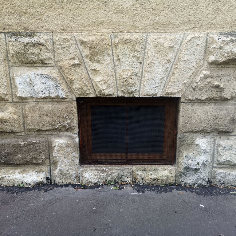 Lábazati kőburkolat részlet az alagsori ablak körül – eredeti kialakítás