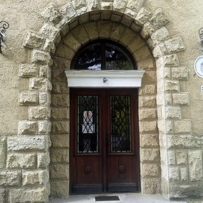 A főbejárat körüli eredeti kőkeret és boltív, Csongrád