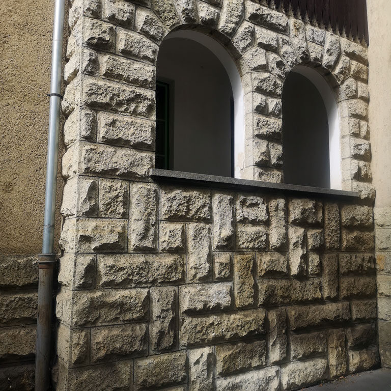 Megmaradó eredeti kőhomlokzati szakasz – Csongrád, Bársony István Technikum