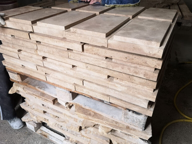 Félkész, 6 cm vastag mészkő burkolóelemek gyártás közben