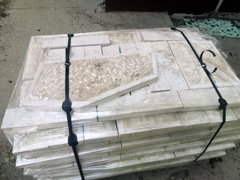 Legyártott 6 cm vastag lábazati kőburkoló elemek raklapon, csomagolva